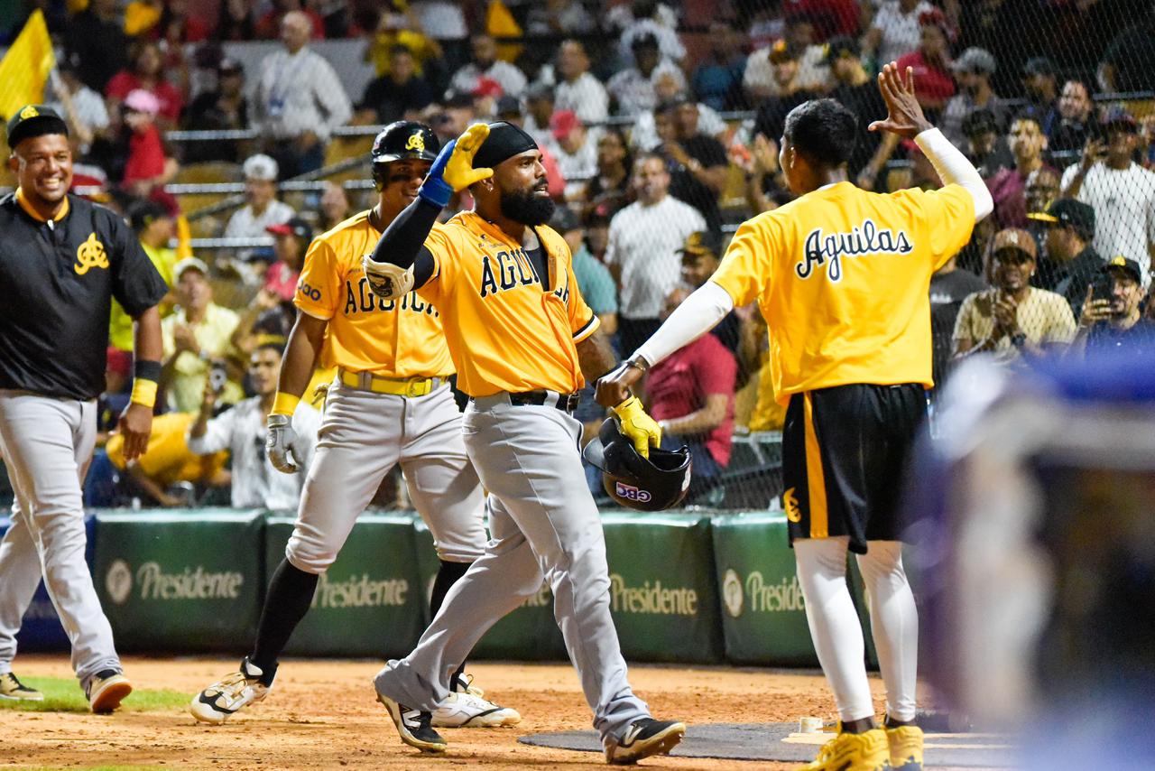 Águilas conectan 11 hits, incluyendo jonrón de Aneury, pero ceden ante Leones