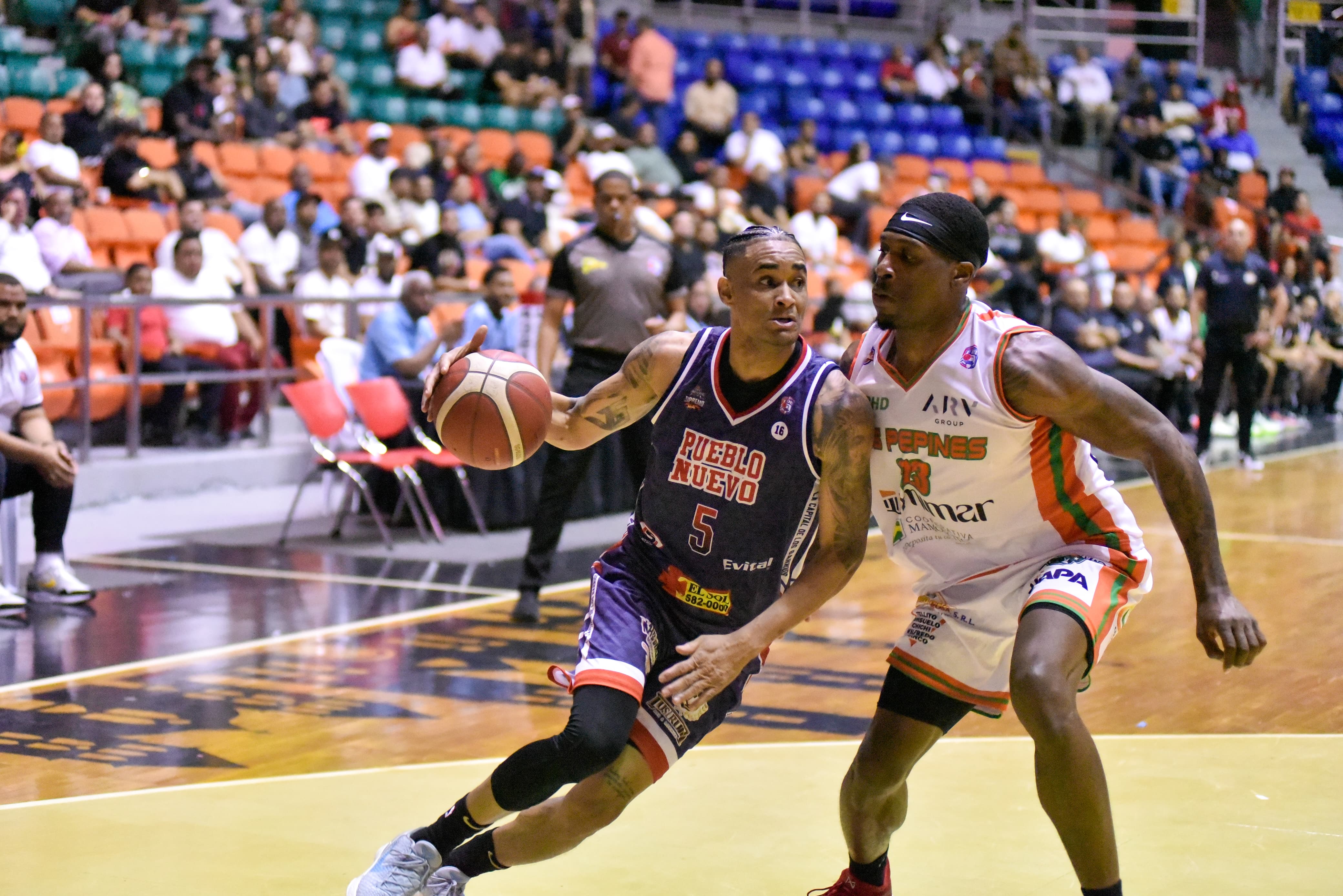 Víctor Liz anota 35 y Pueblo Nuevo triunfa en el primer tiempo extra del Supremo