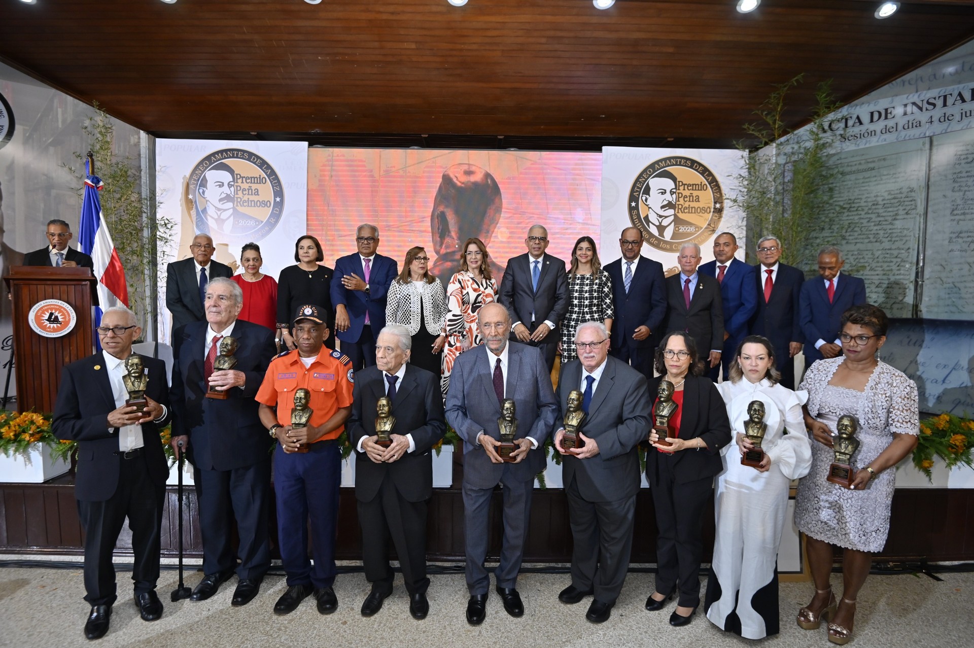Personalidades presentes en Ateneo Amantes de la Luz en entrega de premio Peña y Reinoso.