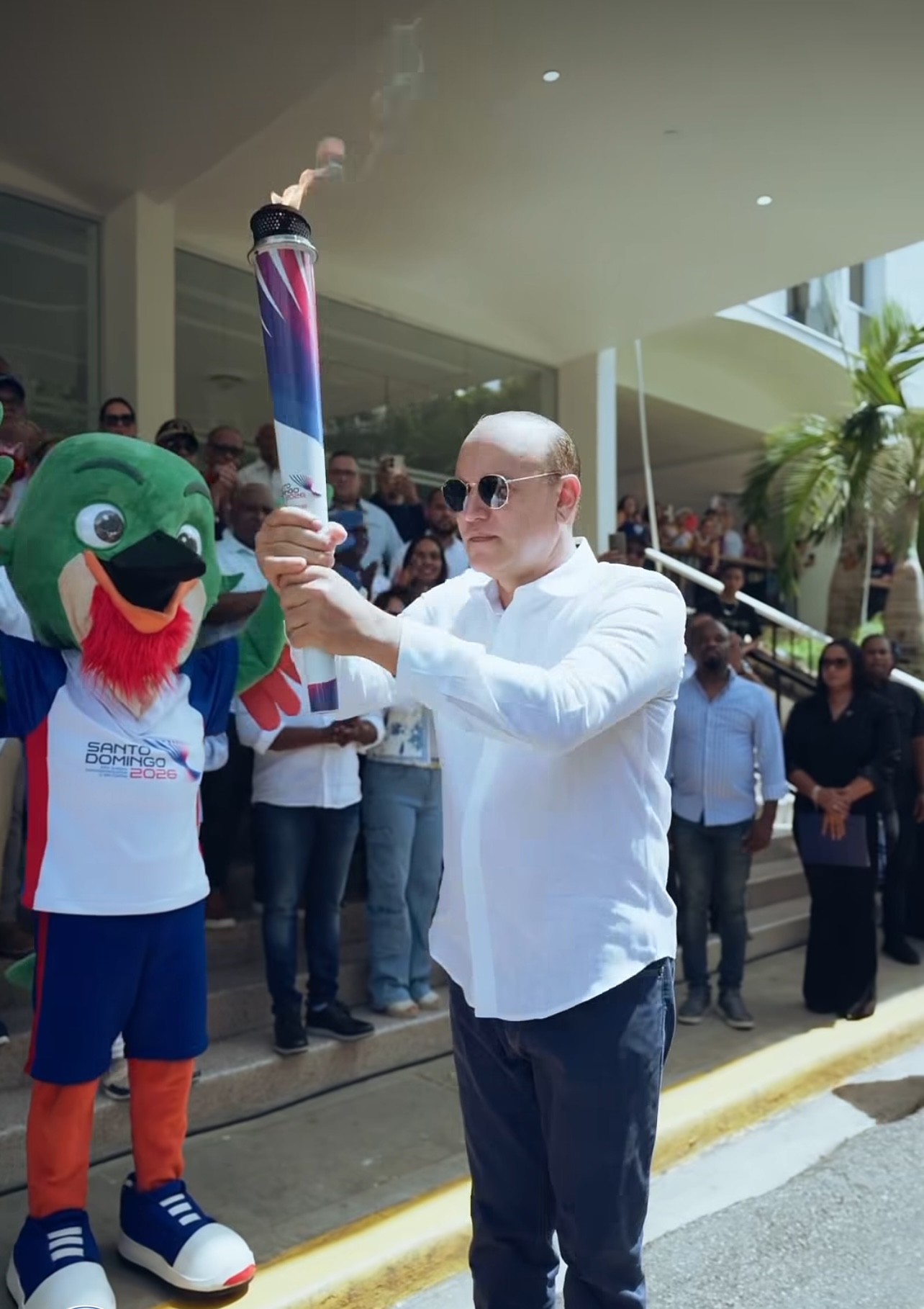El Alcalde Ulises Rodriguez recibe la antorcha olímpica. La santiaguera Maridalia Hernández entre las personalidades que realizan recorrido.