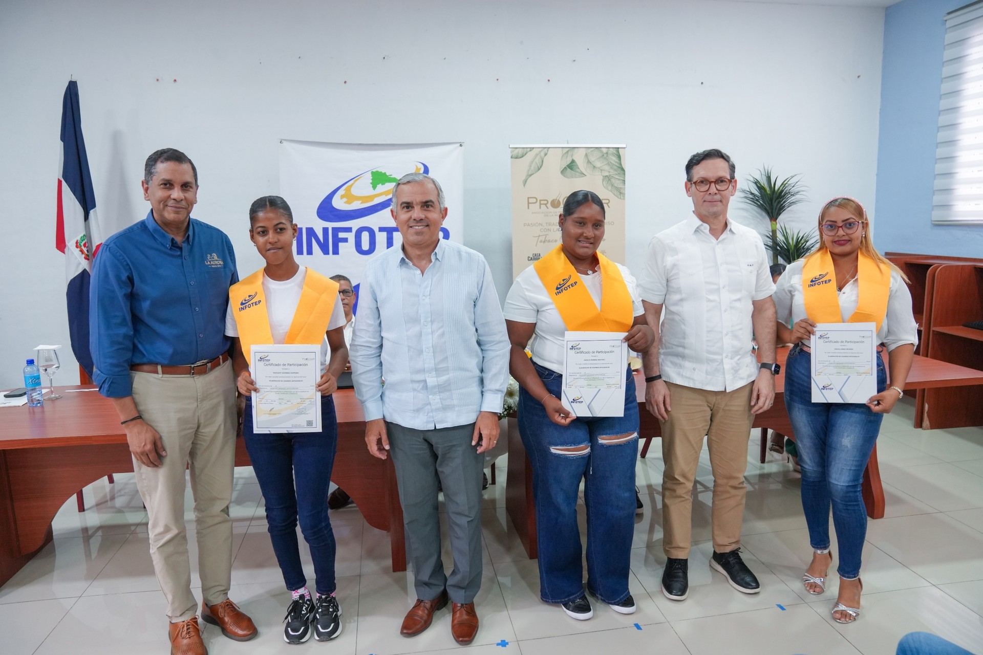 INFOTEP y PROCIGAR certifican a los primeros 127 egresados de la Escuela del Tabaco de Tamboril