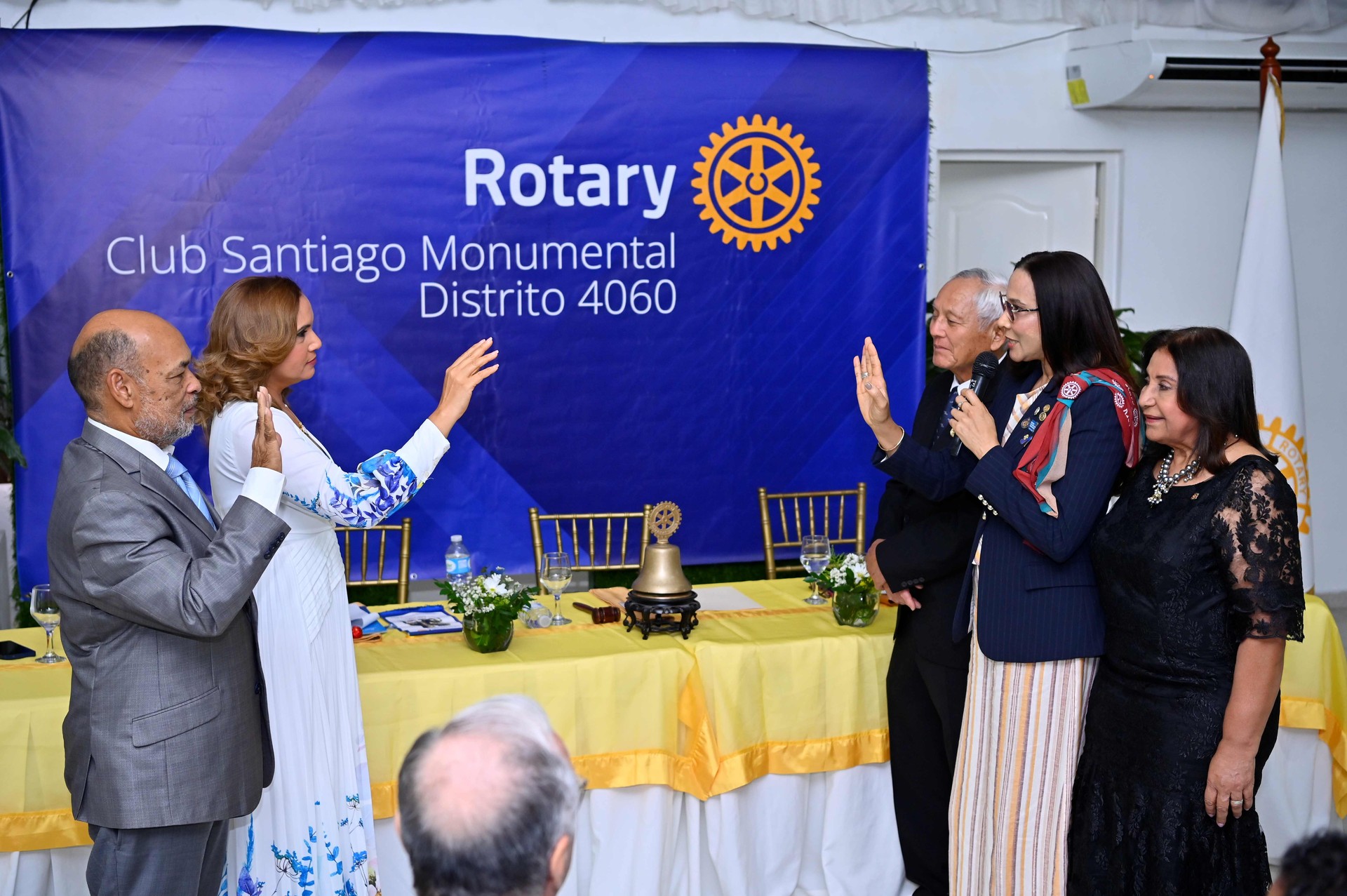 Claudia Lombert asume presidencia del Club Rotario Santiago Monumental