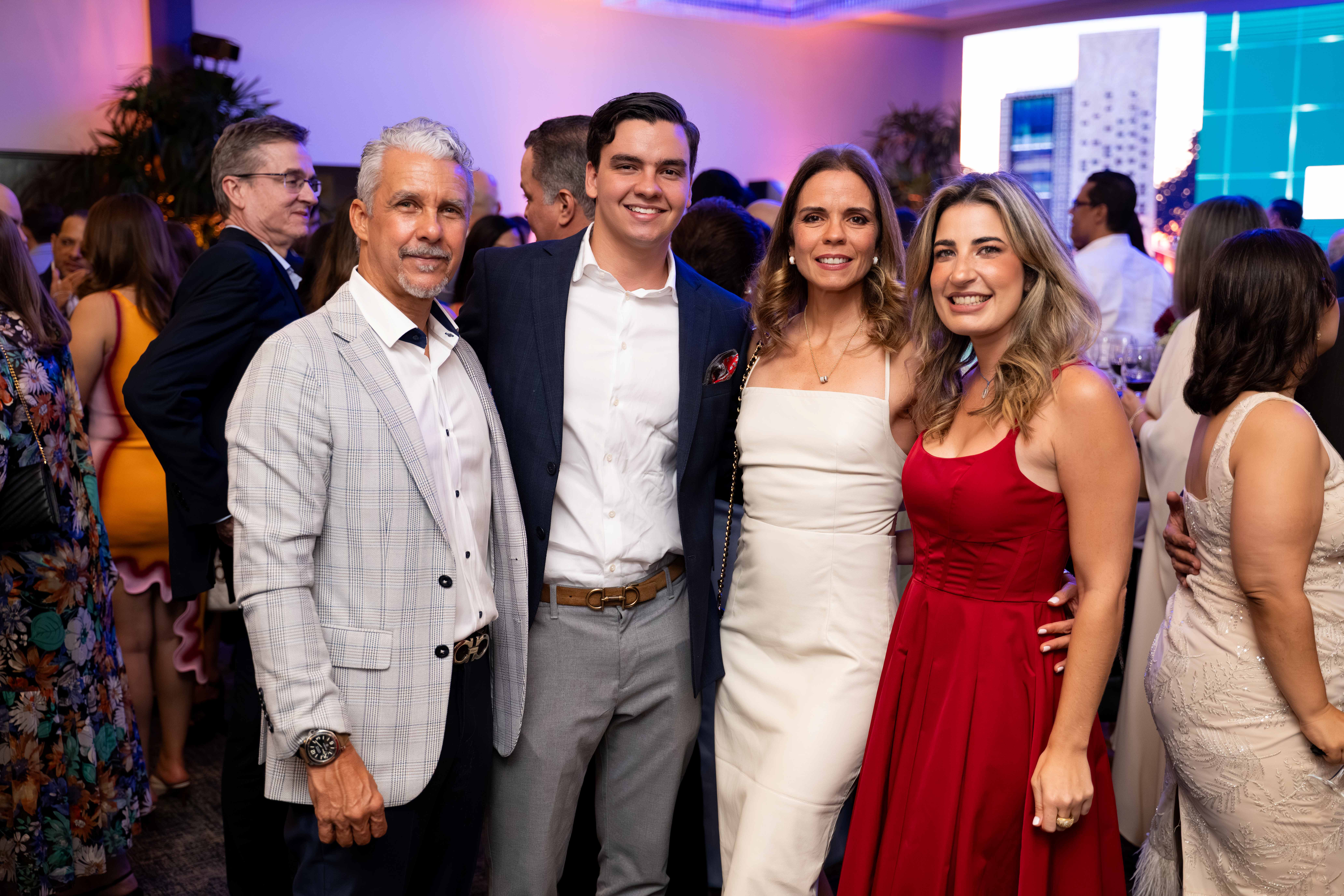 Víctor Hugo Núñez, Carlos Eduardo Núñez, Arlene de Núñez y Stephanie Tolentino