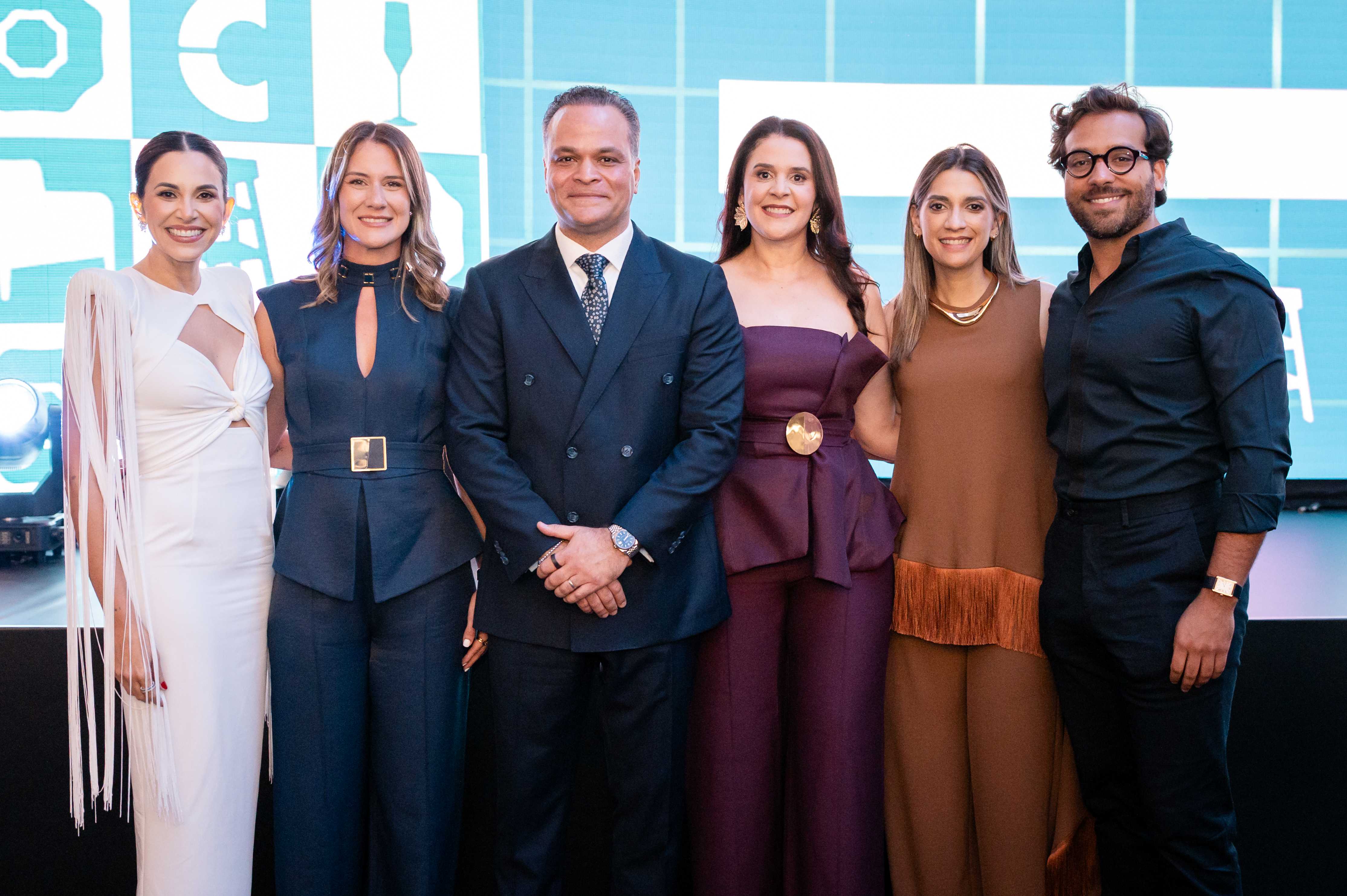 Pamela Sued, Laura Rivas, Raúl García, Lina Tió, Sara Tió y Erick Rivas